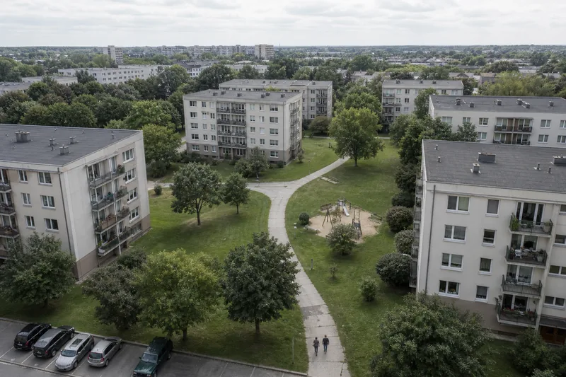 Osiedle z zielonym dziedzińcem widziane z góry